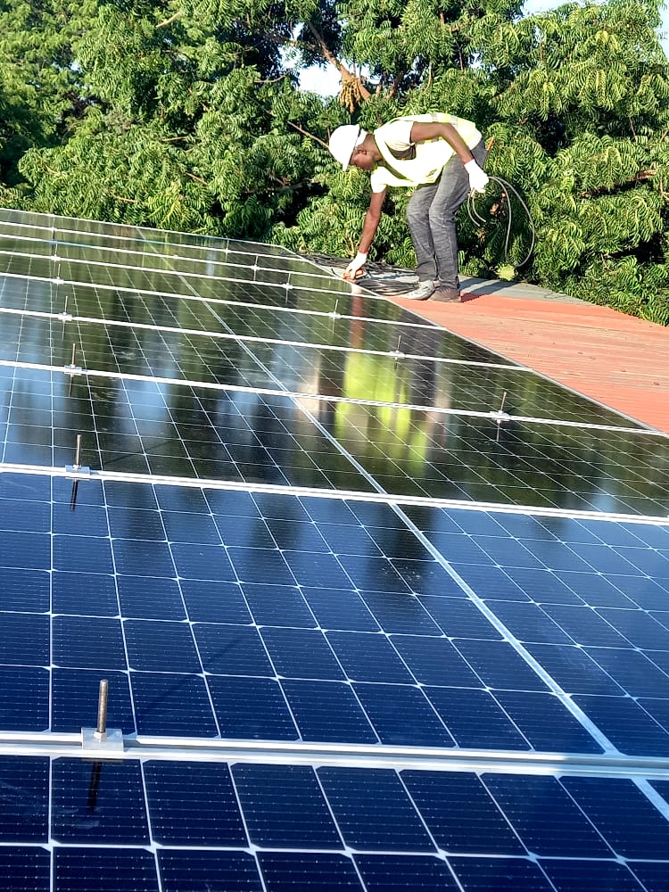Technicien installant des panneaux solaires